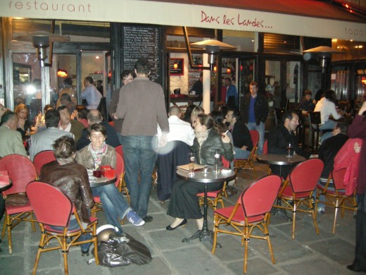 Dans-Les-Landes-terrace-scene