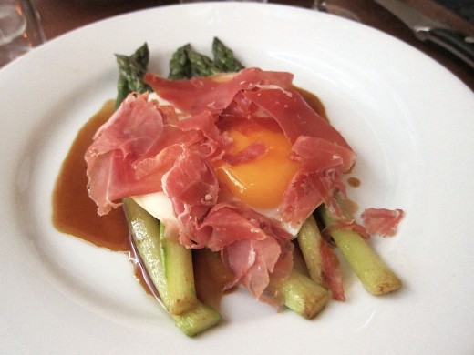Canailles-Asparagus-with-ham-and-egg