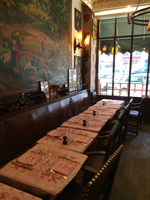 Auberge Bressane - empty charming diningroom