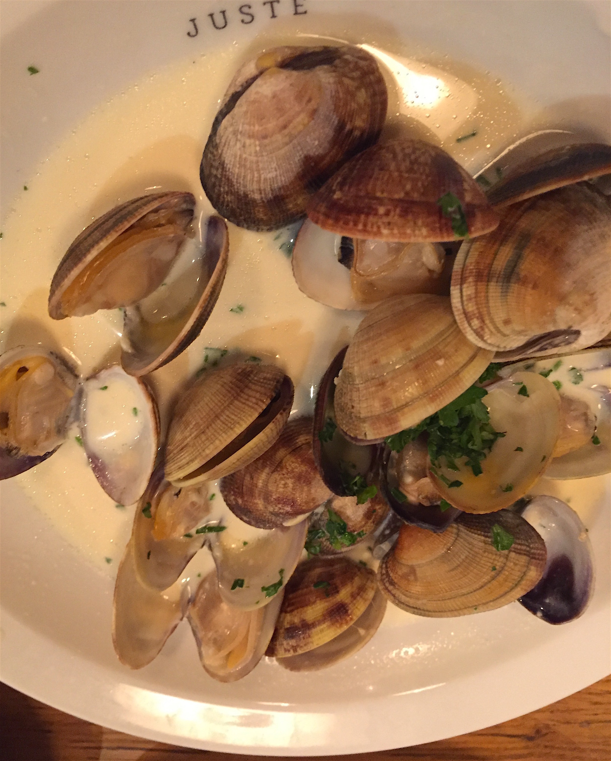 Juste - Clams in garlic butter@Alexander Lobrano