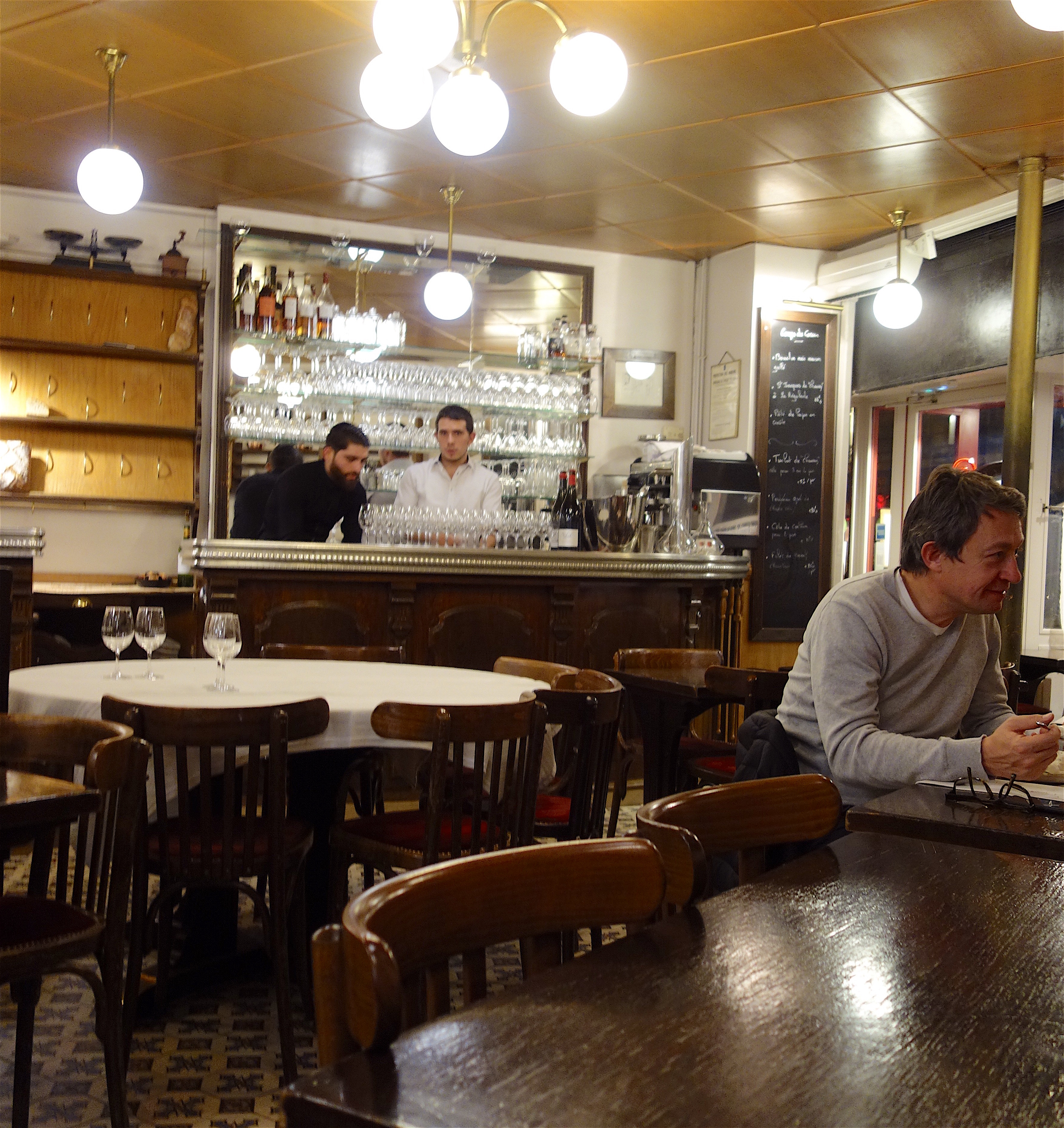 Origins 14 - La Regalade - Dining room and bar@Alexander Lobrano
