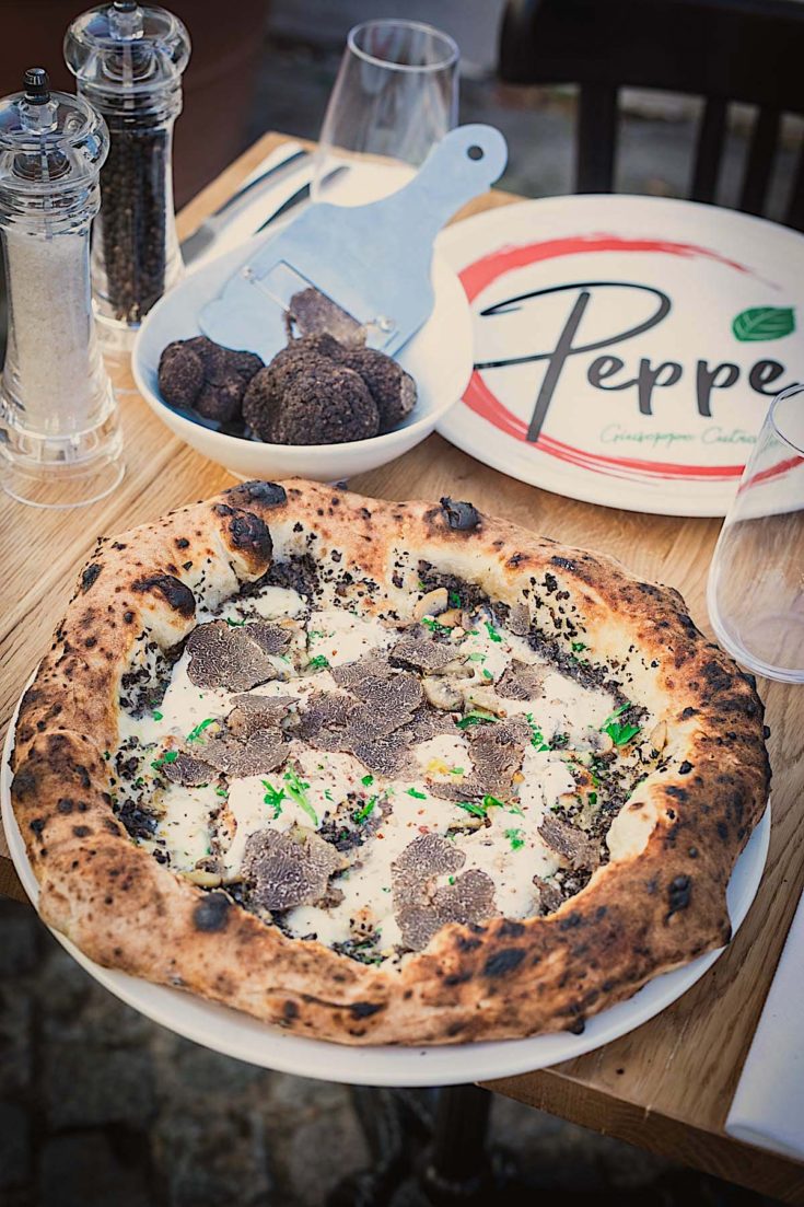 Peppe pizzeria - truffle pizza @divinemenciel