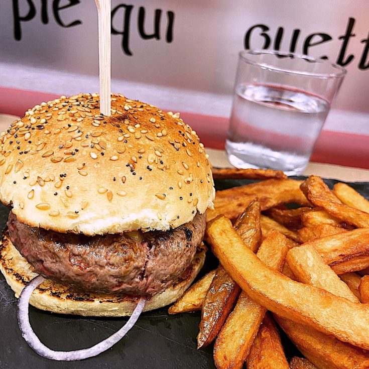 Cheeseburger at La Pie Qui Couette in Les Halles de Nimes @Alexander Lobrano